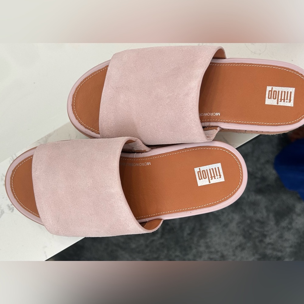 FitFlop size 6 NWT platform espadrilles in a soft lilac suede. Fashion+comfort!